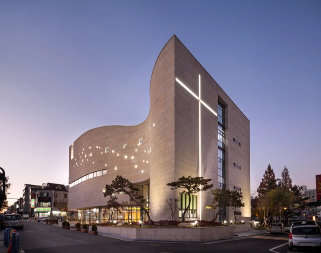 大田市圣光教堂/ Lee Eunseok + Atelier KOMA - 教堂