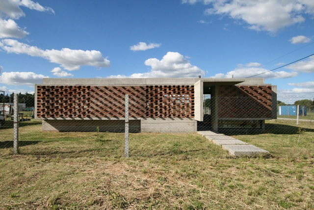 Casa Suburbana / Besonias Almeida Arquitectos - Casas