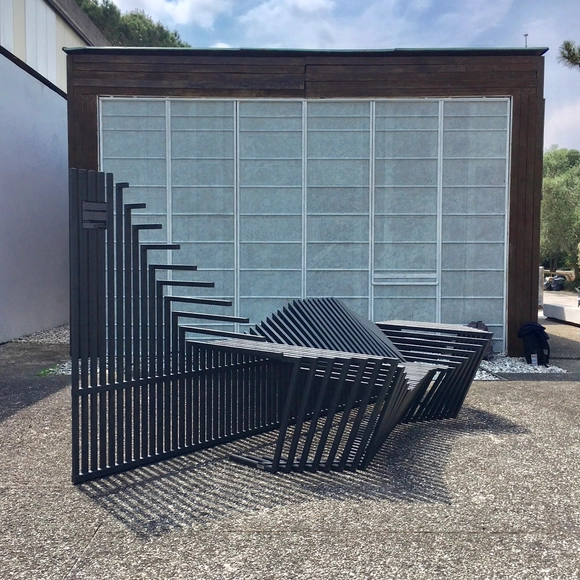 Instalação de Atelier Marko Brajovic transforma grades em mobiliário urbano no Pavilhão do Brasil em Veneza - Imagem de Destaque