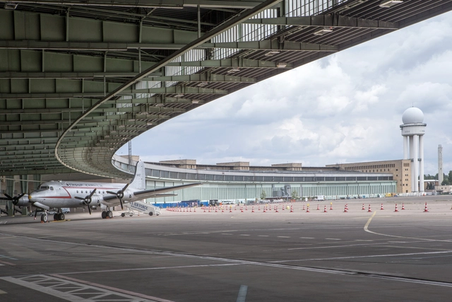 Aeroporto Tempelhof de Berlim: redenção através do reuso adaptativo - Imagem de Destaque