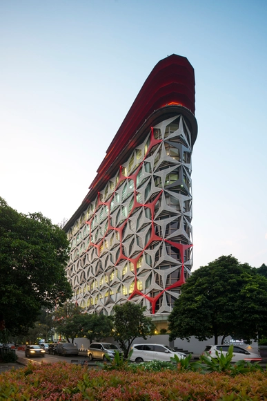 HDI 蜂巢办公楼 / PT Envirotec Indonesia - 购物中心