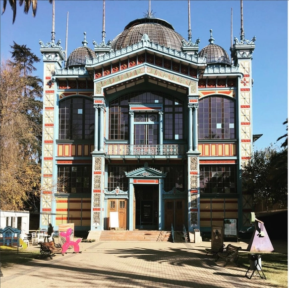 Clásicos de Arquitectura: Pabellón París—Museo Artequín / Henri Picq - Museos Y Espacios De Exhibición, Fachada, Puerta, Arco, Bancas