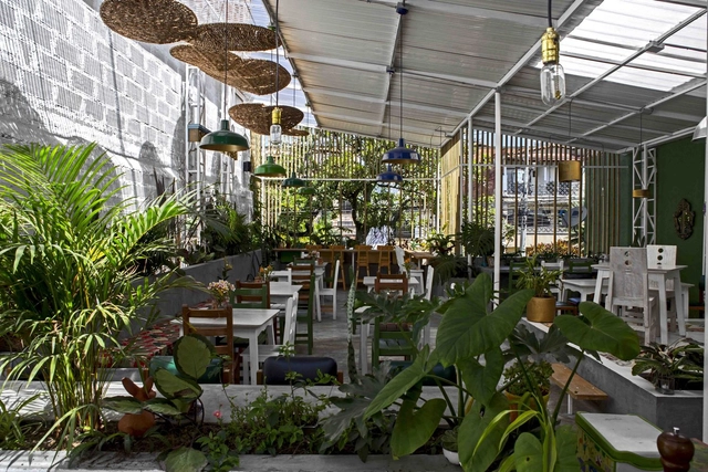Restaurante en Medellín / Luca Bullaro arquitectura + Superficies - Restaurant, Jardín, Fachada, Sillas