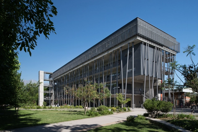 Edificio de Aulas  / OMN Arquitectos - Universidad, Jardín, Fachada