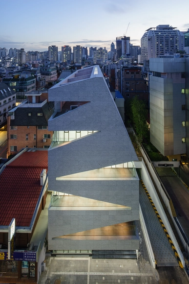 Edifício M.C. / URCODE Architecture - Edifícios De Escritórios