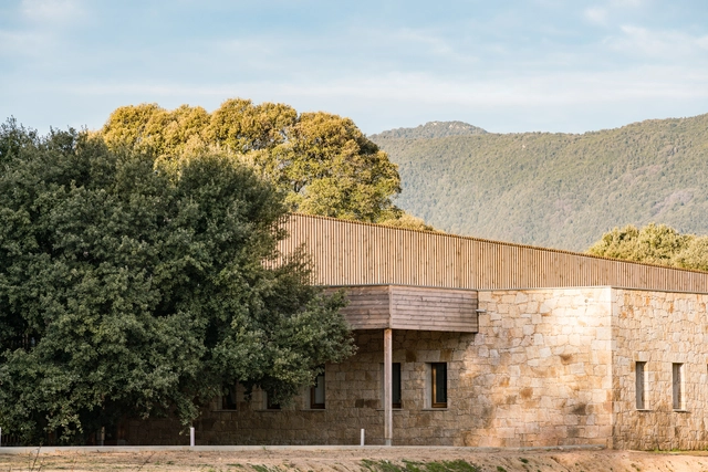 Conjunto escolar en Strega / Amelia Tavella Architectes - Fotografía exterior, Escuela Primaria, Fachada