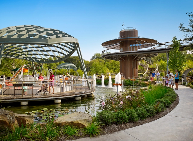 Arboretum de Dallas: Jardín de Aventuras y Centro Educativo para niños / Dattner Architects - Parque