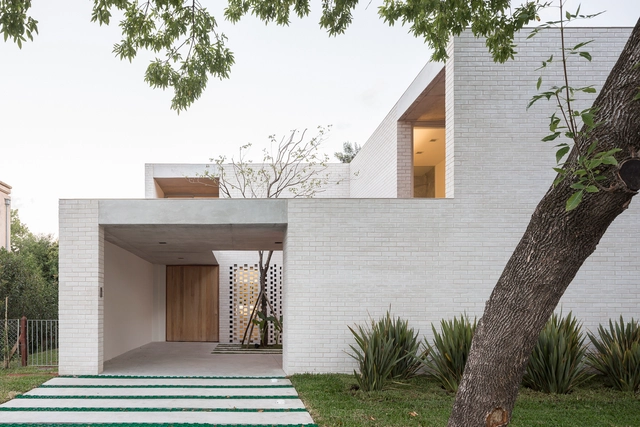 Casa Newman / Nicolás Pinto da Mota, Victoria Maria Falcon - Casas, Jardín, Fachada