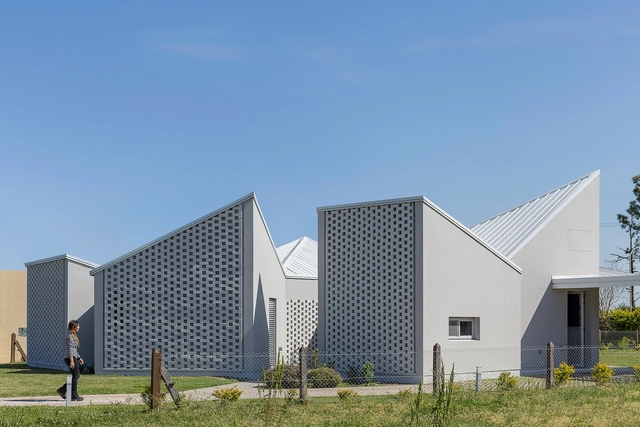 Casa incompleta / estudio relativo - Casas, Fachada