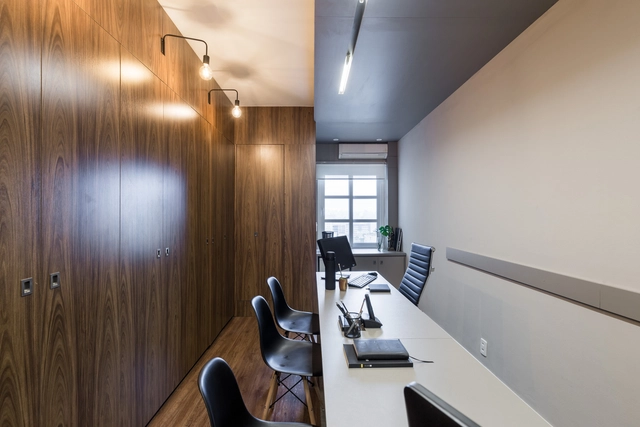 Escritório Korting & Adams / URBANODE arquitetura - Interiores De Escritórios, Porta, Mesa, Cadeira