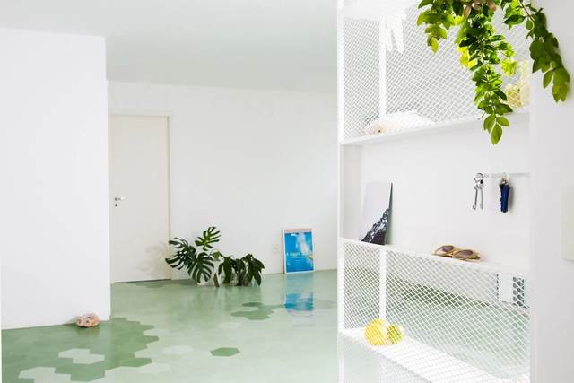 Apartamento Pompeia / Estúdio DEIXA - Edifício De Apartamentos, Porta, Mesa