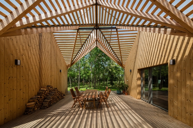 Casa de Madeira / András Varsányi, Péter Pozsár, Norbert Vas - Remodelação