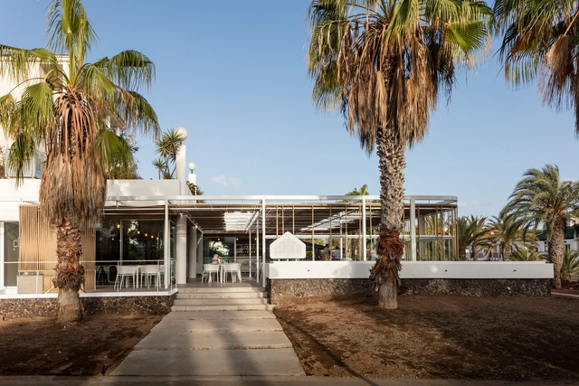 Renovación de BAR CAFETERÍA cORNEr / equipo olivares arquitectos - Renovación, Fachada, Arco