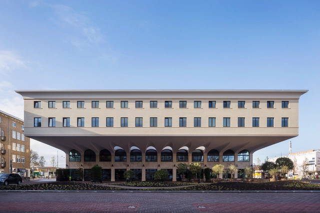 Zuidblok 大楼，16米悬挑为市民提供城市活动空间 / Kollhoff & Pols architecten - 混合用途建筑