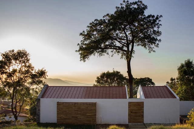 Casa alrededor de un pino / Espacio EMA - Casas, Fachada
