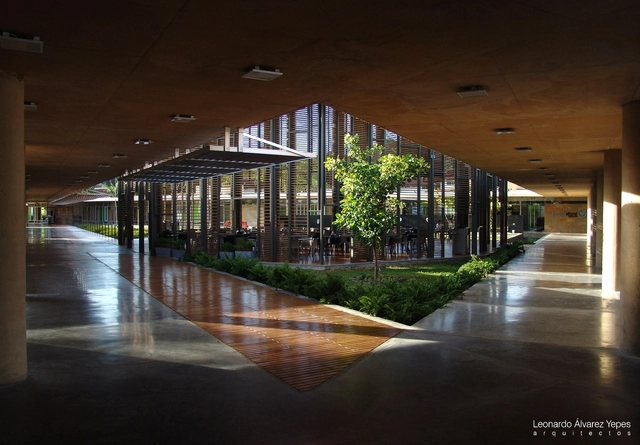 Edificio Comercial La plaza Ciudad del Saber Panamá / Leonardo Álvarez Yepes arquitectos - Centros Comerciales, Fachada, Pilares