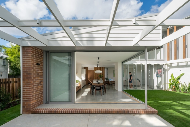 Brisbane City Courtyard House / Kelder Architects - Houses, Garden, Door, Facade, Beam, Chair, Table