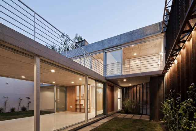 Vivienda de Arquitectura Rifa Gen. ‘11 / María Inés García + Maximiliano García - Casas, Patio interior, Fachada, Fijación Vigas, Puerta