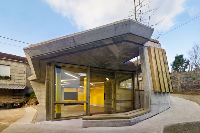 社区中心，崩塌建筑的改造 / Muiños Otero López Arquitectura - 社区中心