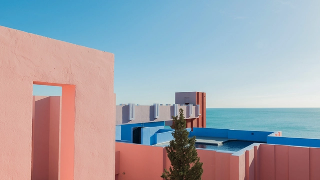 La Muralla Roja de Ricardo Bofill a través de la lente de Andrés Gallardo - Imagen Principal