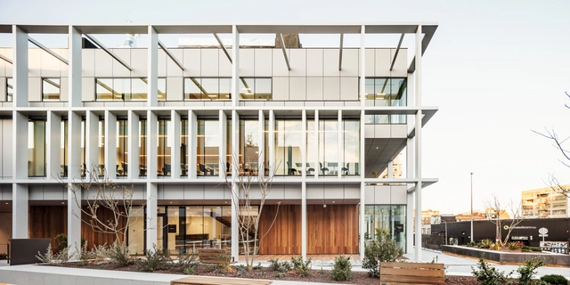 Nuevo Tanatorio Sancho de Ávila / JFA – Estudio de Arquitectura - Espacios Fúnebres, Fachada, Fijación Vigas