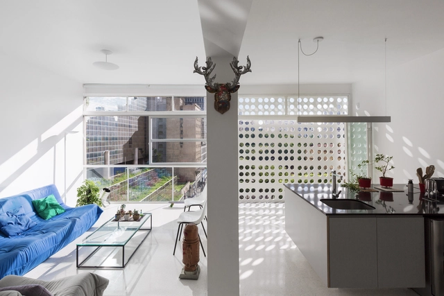 Apartamento P.R. / pianca+urano - Edifício De Apartamentos, Cozinha, Corrimão, Mesa, Cadeira, Bancada
