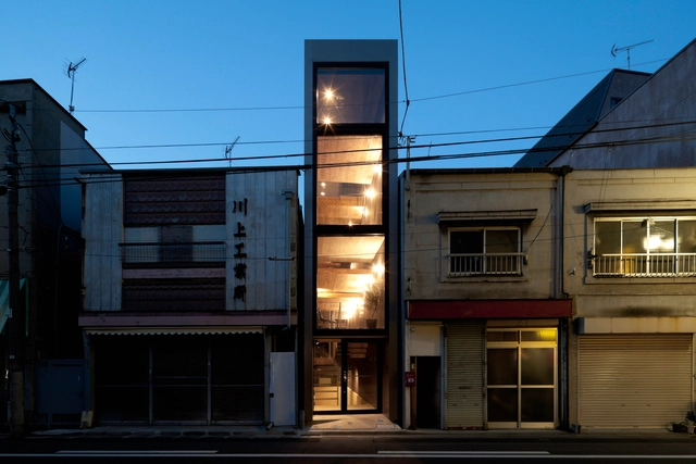 Casa de 1,8 M de ancho / YUUA - Fotografía exterior, Casas, Puerta, Fachada