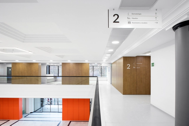 Centro Médico SanaSalud / Arquitectura Organizacional - Edificios De Salud, Puerta, Fachada, Barandas