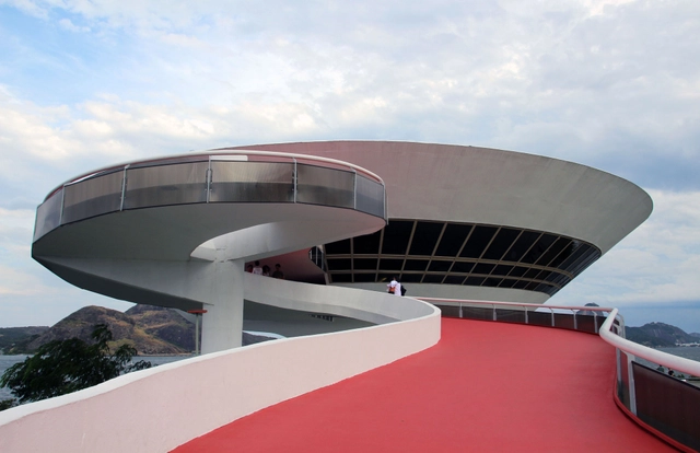 Un faro en el paisaje de Rio de Janeiro: el Museo de Arte Contemporáneo de Niterói por Oscar Niemeyer  - Imagen Principal