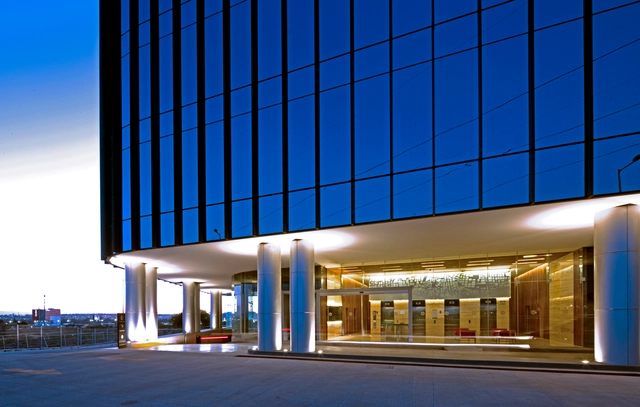 Edificio de oficinas Uptown Queretaro / Pascal Arquitectos - Arquitectura De Oficinas, Fachada