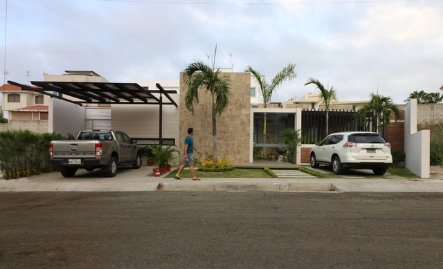 VENGAN! La familia está en el patio / Vera + Ormaza Arquitectos - Casas, Fachada