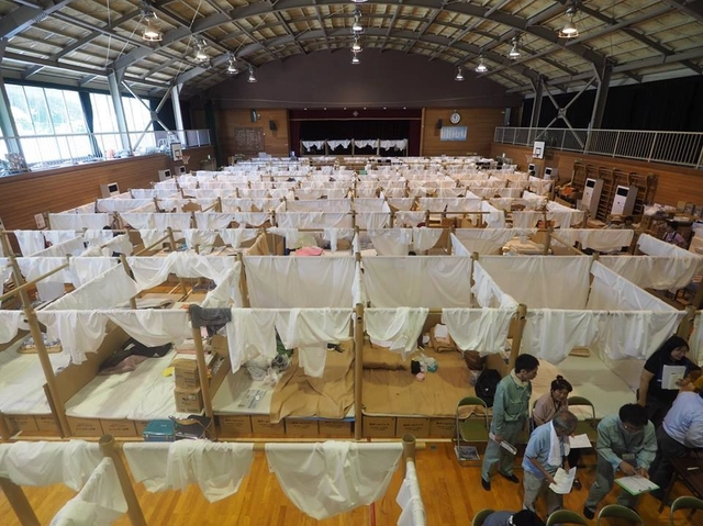 Shigeru Ban trabalha com voluntários para construir abrigos temporários para vítimas das inundações no Japão - Imagem de Destaque
