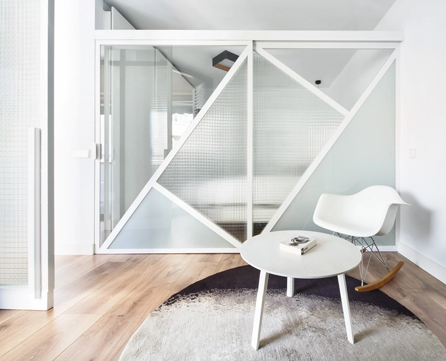 Apartamento Sardenya / Raúl Sánchez - Apartamentos, Puerta, Escaleras, Barandas, Fachada, Mesas, Sillas