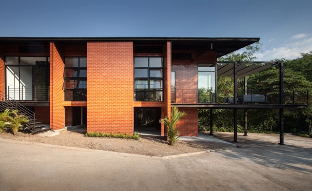 Casa Kanchanaburi / Anghin Architecture - Casas