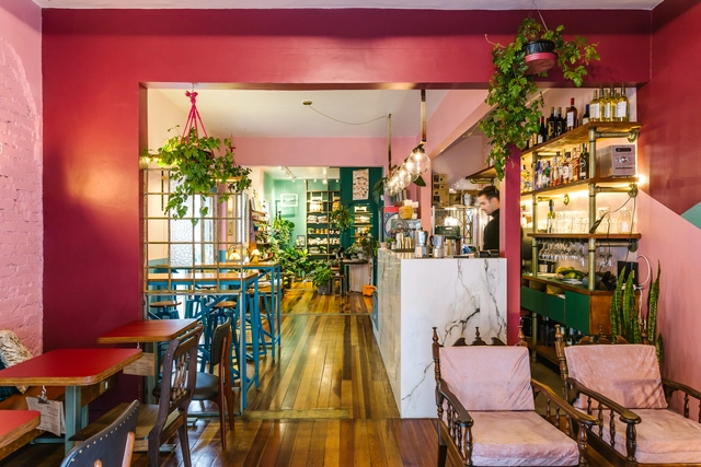 Botanique Café. Bar. Plantas / Moca Arquitetura - Renovação, Cozinha, Porta, Mesa, Cadeira, Bancada