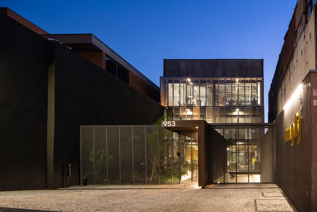 Edificio Girasol / Reinach Mendonça Arquitetos Associados - Casas