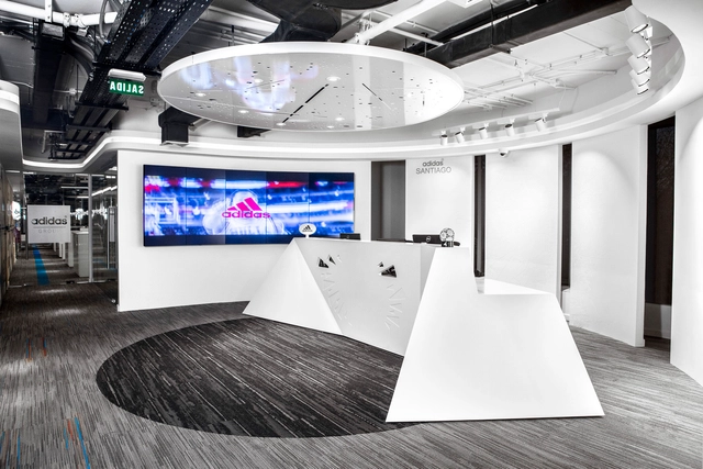 Adidas Santiago / OARQUITECTOS - Loja
