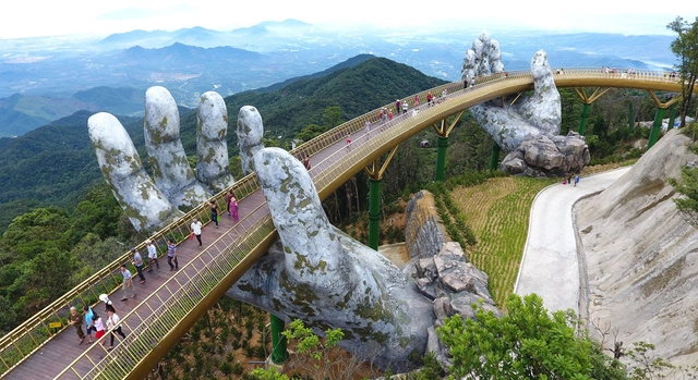 Vietnam atrae al turismo con este puente "suspendido" por un par de manos gigantes - Imagen Principal
