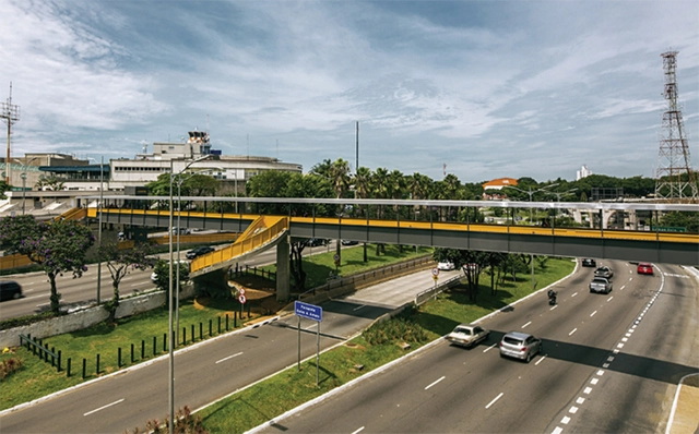 Arquitetura Paulistana #58: Passarela do Aeroporto de Congonhas / Estúdio Artigas + H2C Arquitetura - Imagem de Destaque