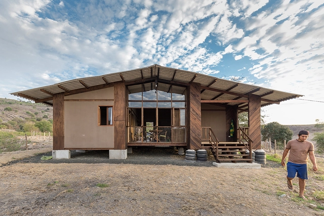 Prototipo Post-Terremoto Vivienda Rural / AL BORDE + El Sindicato Arquitectura - Casas, Fachada