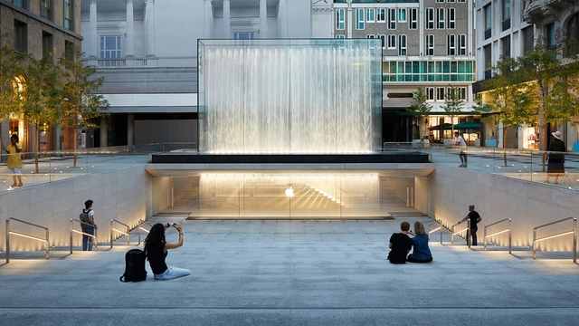 Foster + Partners inaugura nueva Apple Store con dramática cascada en Milán - Imagen Principal