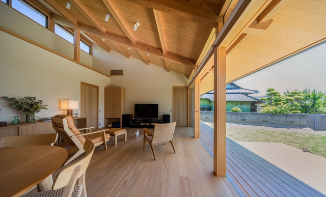 Residence for a Family and their Beloved Dog / TAKASHI OKUNO & ASSOCIATES - Houses, Deck, Beam, Facade, Table, Chair