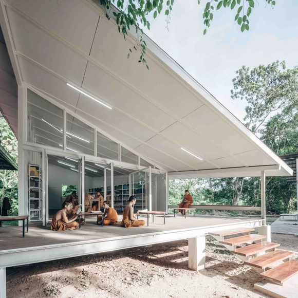 Buddhanimit Temple / Skarn Chaiyawat + Rina Shindo + Witee Wisuthumporn - Dorms, Garden, Facade, Beam, Door, Bench