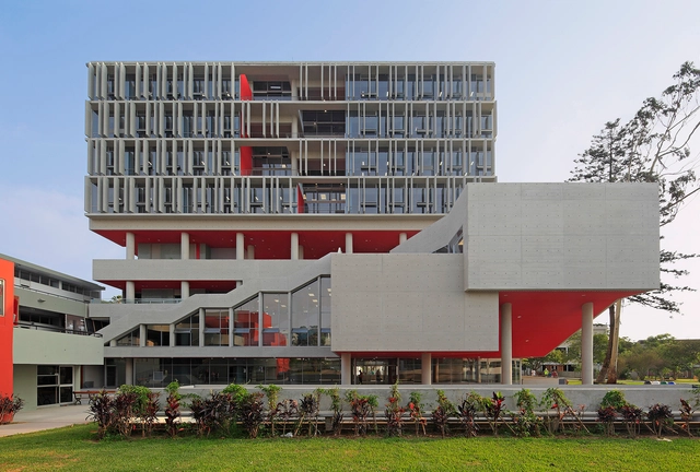 Complejo Académico PUCP / Enrique Santillana + Tandem arquitectura + Jonathan Warthon - Sustentabilidad, Fachada