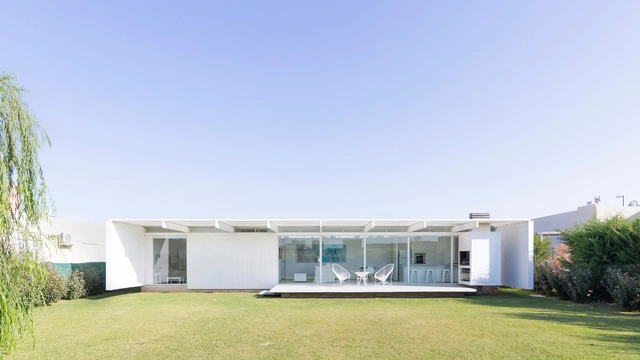 Casa en El Maitén / bernardo rosello - arquitectura - Casas, Jardín, Fachada, Puerta