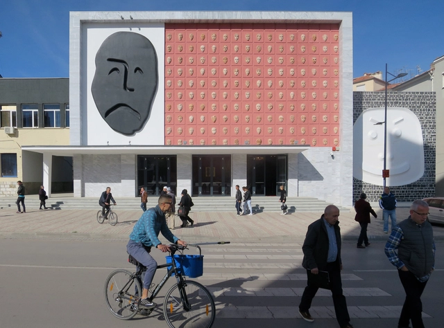 Teatro Andon Zako Çajupi / Bolles + Wilson - Teatro