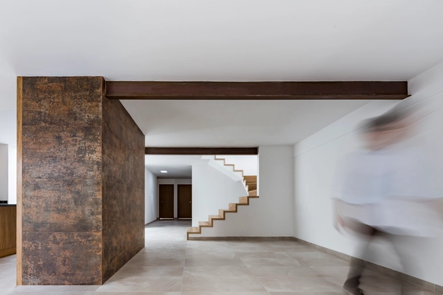 Casa V / MORO Taller de arquitectura - Casas, Fachada, Pilares