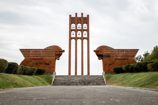 Os monumentos condenados da Europa revolucionária, pelas lentes de Darmon Richter - Imagem de Destaque