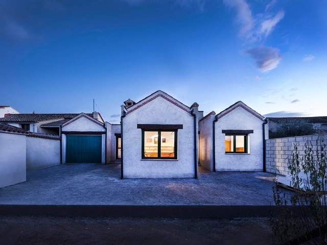 Cottage in Las Herencias / OOIIO Arquitectura - Houses