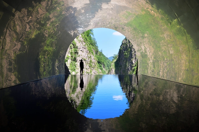 MAD transforma histórico mirador de montaña japonesa en un sendero artístico - Imagen Principal